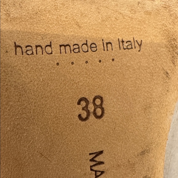 Manolo Blahnik Crystalbi pumps
Absolutely stunning!!! No box.. Dust bag only - Picture 13 of 17